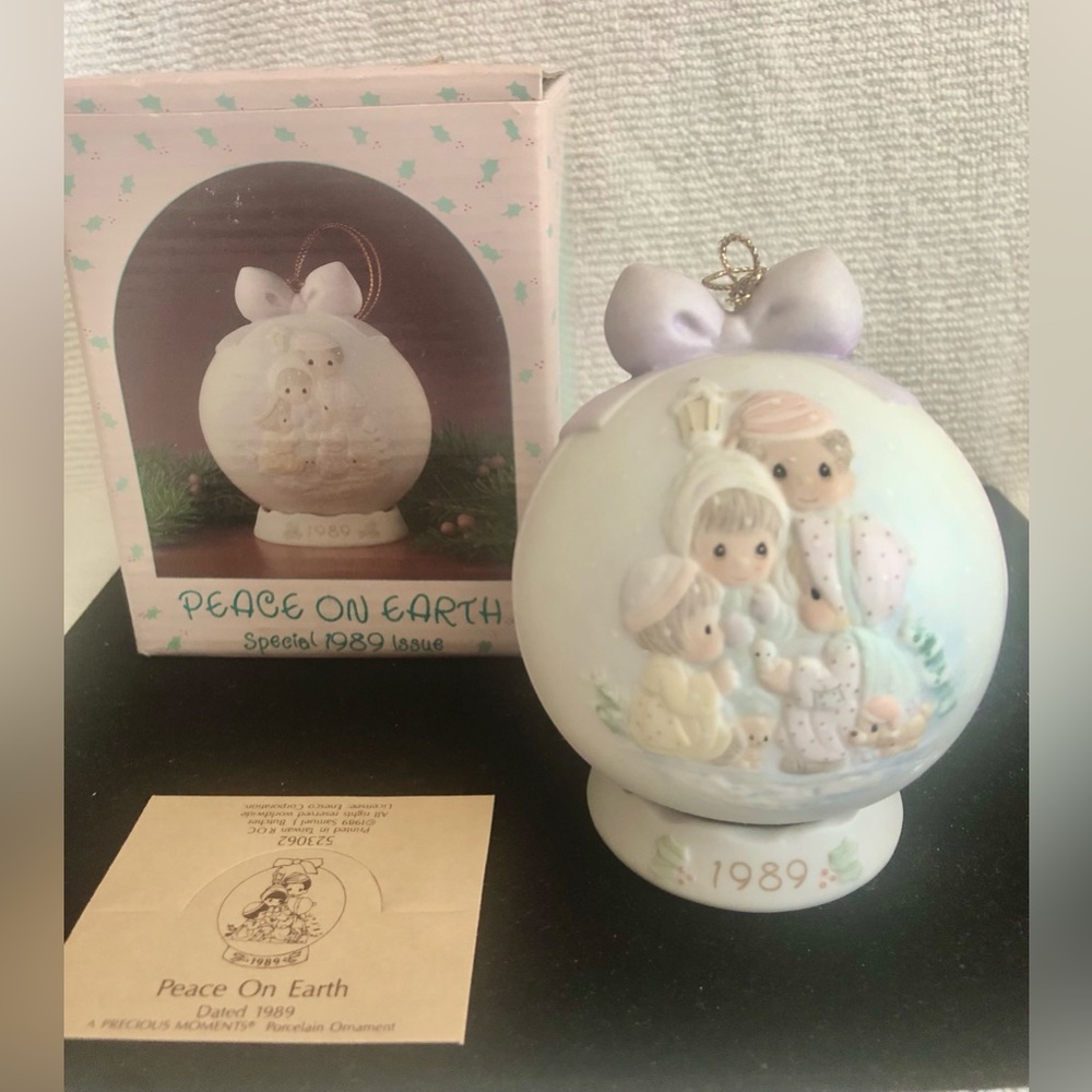 Vintage 1989 Precious Moments #523062 “Peace on Earth”Figurine Ornament